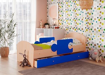 Кровать детская с ящиком и бортиками Мозайка, корпус Млечный дуб/фасад Синий (ламели) в Йошкар-Оле